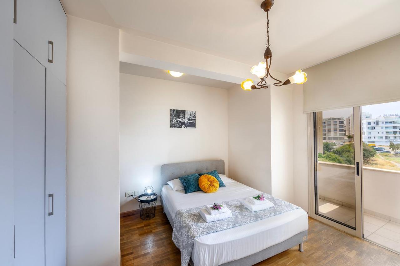 Mackenzie Beachfront Eftyhia Suite Larnaca Buitenkant foto